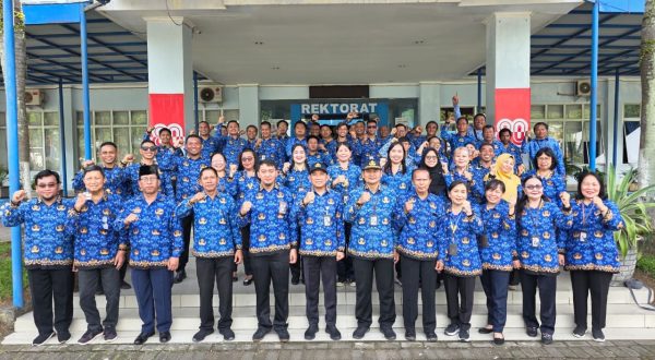 Dosen dan Tenaga Penunjang Kependidikan